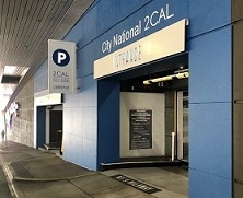 Olive St.に面したCity National 2 CALの駐車場入り口