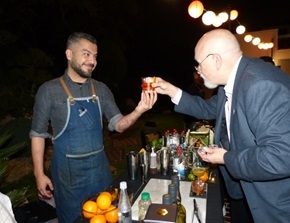 Attendee showing interest in bartender's technique